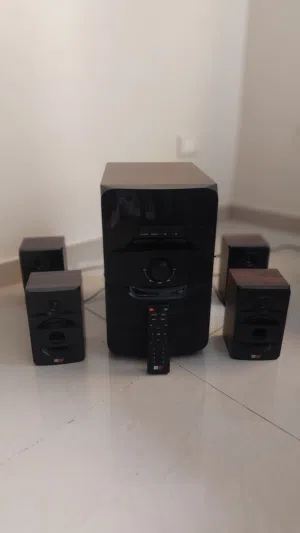 سماعات ماركه 2B بالكرتونه حاله ممتازه
