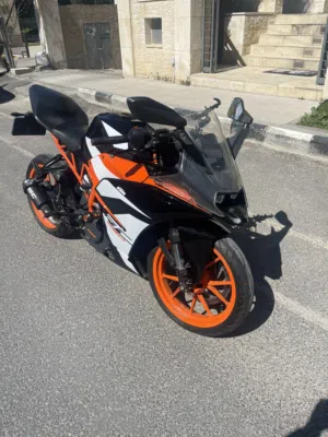 دراجة KTM RC 390 استعمال خفيف للبيع