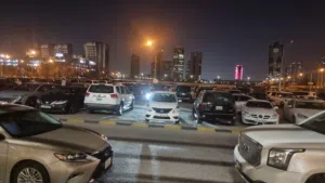 محل علي الشارع للايجار بشرق موقع زاوية مميز جدا امامة مساحة لطاولات خارجية وباركنج ساحة كبيرة المحل