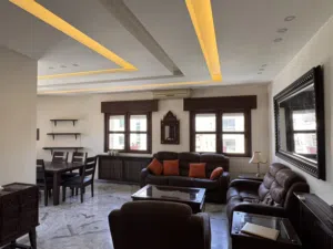 شقة مجددة مقابل مجمع الحسين للاعمال
