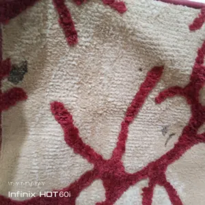 سجاده خمري وبيج مقاس 4*5تقرييا فيها حرق فحم من الجنب وممر نفس الموديل ولون طول مترين ونص وعرض متر