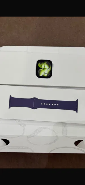 ساعة أبل واتش Series 11 مقاس 42mm جديدة ومختومة – لون Silver Aluminum مع سوار Fog Sport Ban