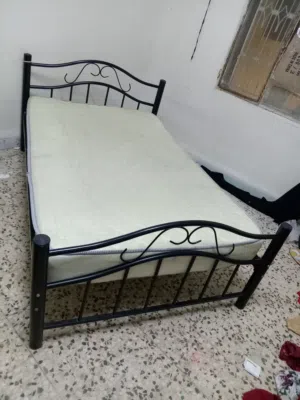 تخت حديد مفرد ونصف مستعمل للبيع