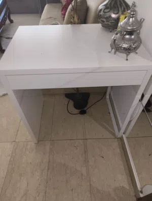 للبيع طاوله مكتب استعمال شهر