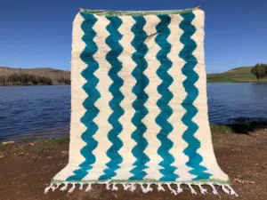 سجادة مغربية تقليدية منسوجة يدويًا – نقش متعرج أزرق وأبيض – صوف ناعم مع شرّابات – ديكور عصري للمنزل