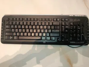 كيبورد hp شبه جديد لم يستعمل كان مخزن كيبورد اصلي من شركه جميع الازرار تعمل و ستيكرات الشركه للتحقق