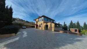 4 Bedrooms Chalet for Rent in Salt Al Saro
