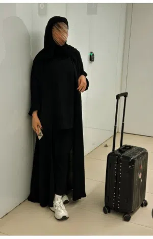 شنط سفر لون احمر و اسود يوجد قطعتين فقط