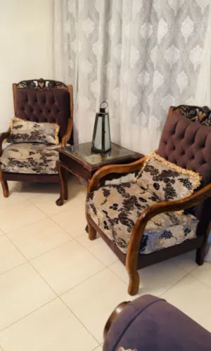 طقم كنب للبيع بحاله ممتازه خشب زان محفر