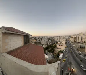 روف طبقتين بمساحة 180 متر مربع بموقع مميز  مع بئر مياه خاص بالروف واشتراك مياه وكهرباء بمدينة الخليل