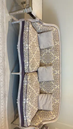 طقم كنب مع 3 طاولات  مستعمل نظيف وتم تنظيفه اليوم و ياتي مع المخدات و كلها بحاله جيده وسليمه تماما