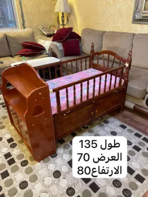 سرير أطفال خشب اجنبي متعدد الاستخدامات، يحتوي على وحدة تخزين مدمجة ورفوف جانبية بحالة ممتازة للبيع ا