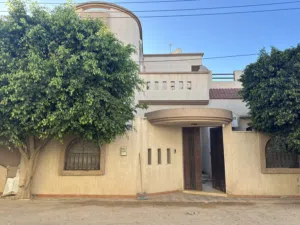 فيلا من طابقين في الخمسة شوراع خلف بيتزا فورنو سنة البناء 2005