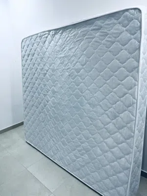 فرشة تخت مزوج ضغط عالي بحالة الجديد استعمال خفيف