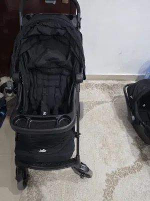 عربة أطفال و كرسي سيارة ملحق بها