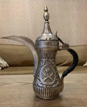 دلة قهوة عربية من الفضة الخالص عليها شعار المملكة العربية السعودية