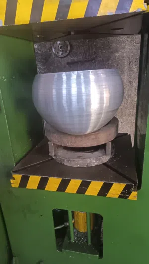 كبس وتشكيل جميع انواع الصواني والأشكال مصنع إنجاح