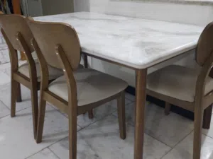 طاولة مرمر تتكون من 5 كراسي ذات نوع خشب فاخر جدا