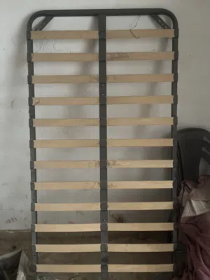 سرير خشب متين