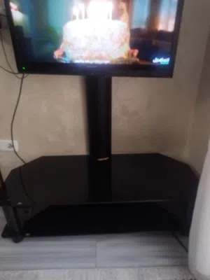 شاشه sharp 32 مع الطاوله التواصل