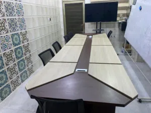 ميز اجتماعات + كراسي سوداء ع