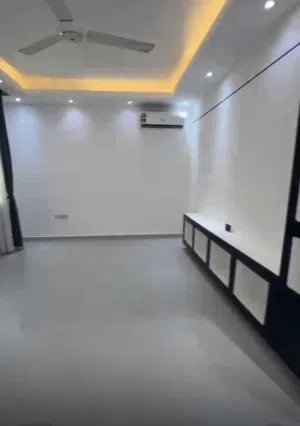 شقة لبيع موقع خلف سوق الخوض جنب مسجد قباء