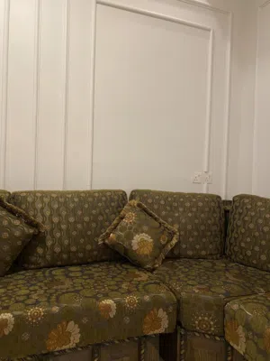 كنب سوري دروازة مع طاوله في الوسط وطاولتين جانبيه