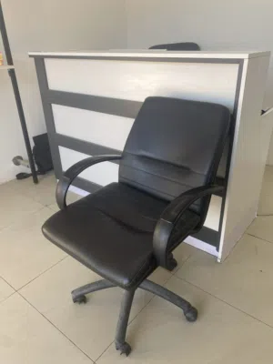 مكتب استقبال و كرسي جلد