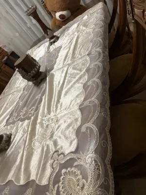 شرشف طاوله سفره ل 8 كراسي لون بيج فاتح مع ذهبي مع مخمل وتطريز فخم عرض 190في 160