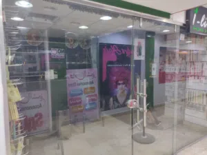 فرصة للايجار في شارع عباس العقاد الرئيسي