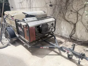 ماكنة تنظيف مجرورة ضغط ماء عالي.