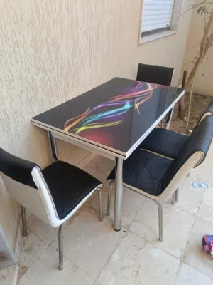 طاولة أكل مستطيلة زجاج تنفتح وتتصكر معاها 4 كراسي جلد كما موضح في الصور استعمال نضيف شبه