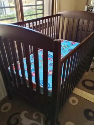 تخت بيبي بحاله جيده جدا مع فرشه