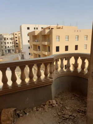 شقة للبيع بموقع متميز بكمبوند الزهور بجوار كمبوند طيبة جاردنز وعلى محور الشماليات مباشرة