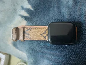 apple watch series 7  45m معاها كستك واحد الموجود بالصورة