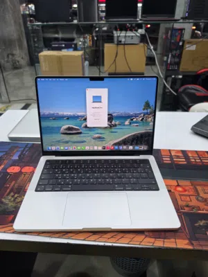 Macbook Pro M4 Max 14inch Ram36gb ssd 1tb cycle 58 batary 99 silver color use with warranty for sale