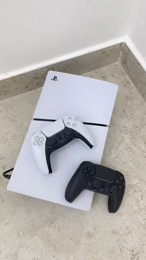 Playstation 5 Digtal + 2 Controller (Like New) & Warranty بلايستيشن 5 ديجتال مع جهازين و ضمان