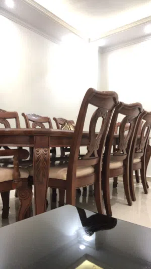 طاولة سفرة رائعة كبيرة من هوم سنتر Home Center كراسي شبه جديدة (ما زال الغلاف على المقاعد) خشب زان