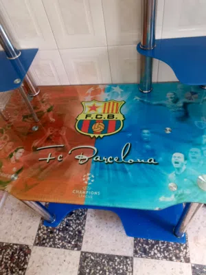مكتب دراسه زجاجي لبرشلونه بحالة جيده عليه ميسي و انيستا مناسب للأطفال و للدراسه المنزليه بـ17 دينار