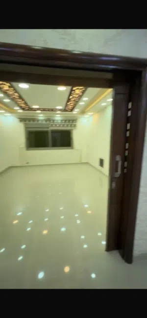 شقة مساحتها تقريبا230 م قريبة على كل الخدمات جاهزة للسكن متل ما هي بالصور