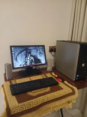 كمبيوتر dell مكتبي و حالته جيد جداً مع شاشه