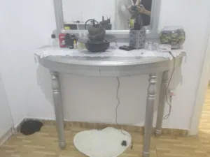 موجود كونسل حجم كبير تفصيل لون سكني خشب زان بيجي طقم مع مرايه حجم كبير