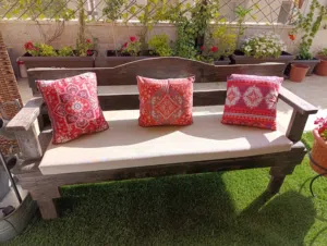 طقم جلوس حدائق خشب ريفي نظيف (بحاجة لدهان)