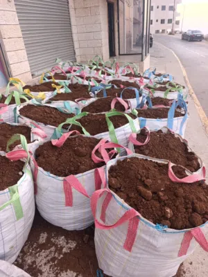 تراب زراعة احمر وداليات عنب وتين للبيع