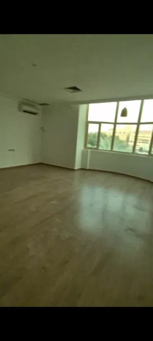 للايجار شقه كبيره بالجابريه قطعه 9  مكونه من 3 غرف نوم وصاله وصالون