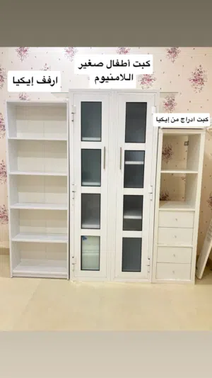 وحدة الأرفف مع الأدراج