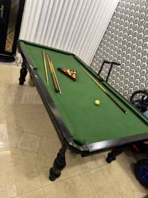 للبيع طاولة بلياردو بحالة جيدة – مع غطاء و4 استيكات