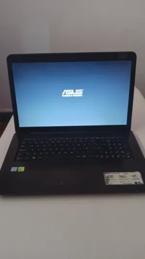 ASUS Laptop i7 7th Gen – 12GB RAM – NVIDIA 920MX – 1TB HDD – Très Bon État - chargeur