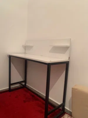 طاولة بحالة ممتازة
