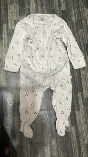 20 pieces of clothing, 9 pairs of shoes, 3 blankets, and aprons for children for sale in Abu Dhabi
